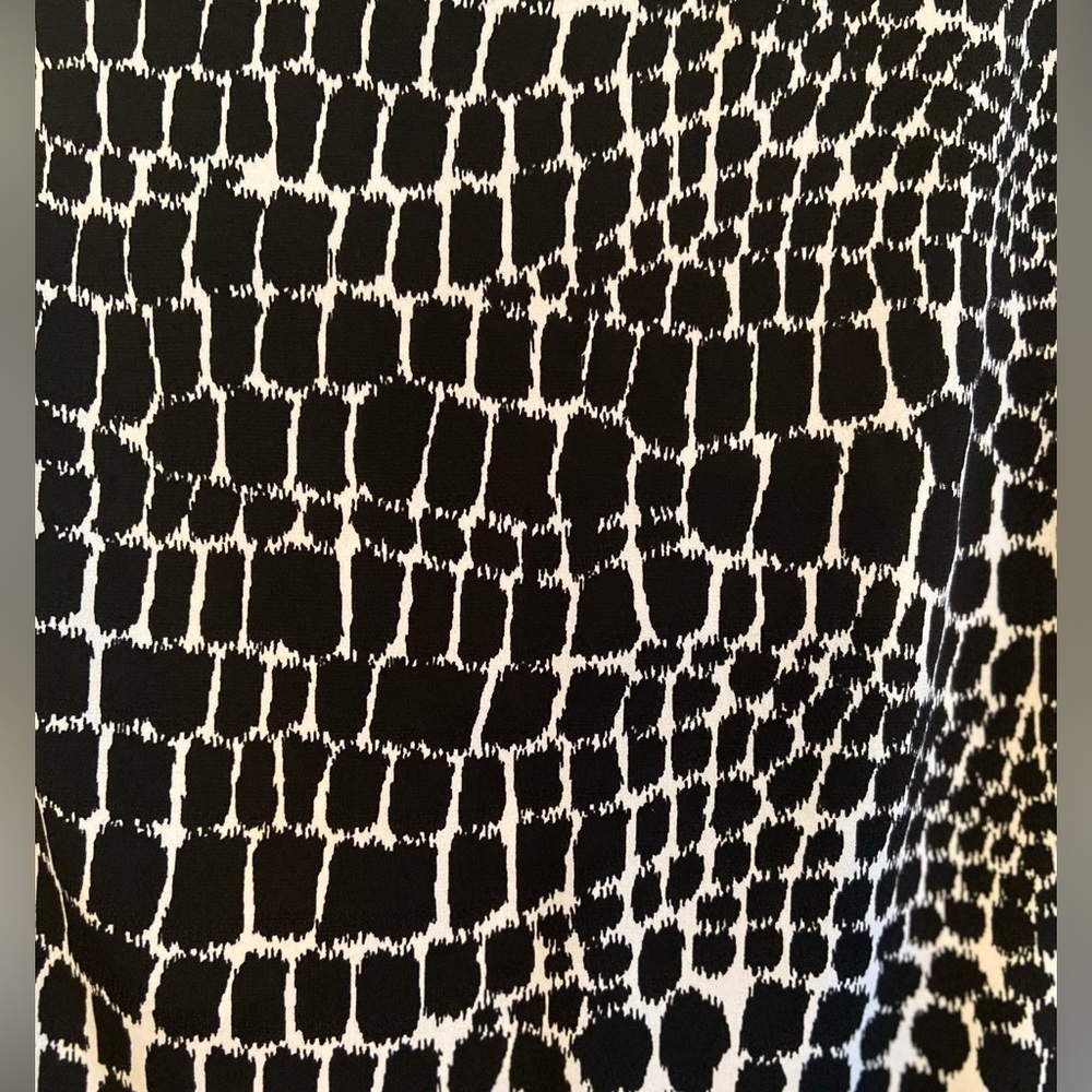 Dana Buchman~Gator Skin Print Top~Gathered Oval Neckline~Sleeveless~Size M - Picture 10 of 12